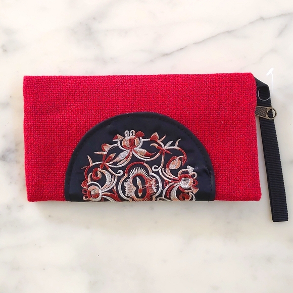 NWOT. Woman's Asian embroidery wristlet/cosmetic bag. - Picture 1 of 4